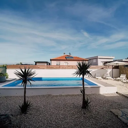 Frida Villa *