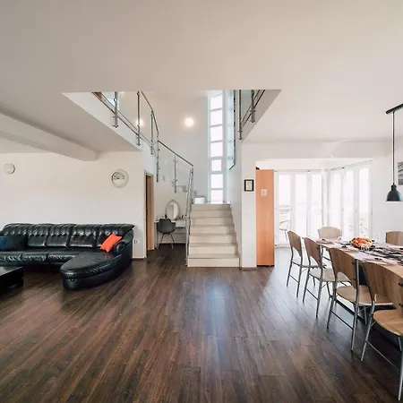 Frida Villa Sutomiscica